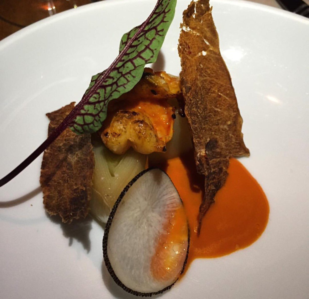 Poro confitado, con cecina de Wagyu, rábano y vinagreta de chile guajillo. De @olideboise en <a href="/JGGrillMexico/">J&G Grill México</a> <a href="/TheStRegisMC/">St Regis Mexico City</a> #25Sabores2016