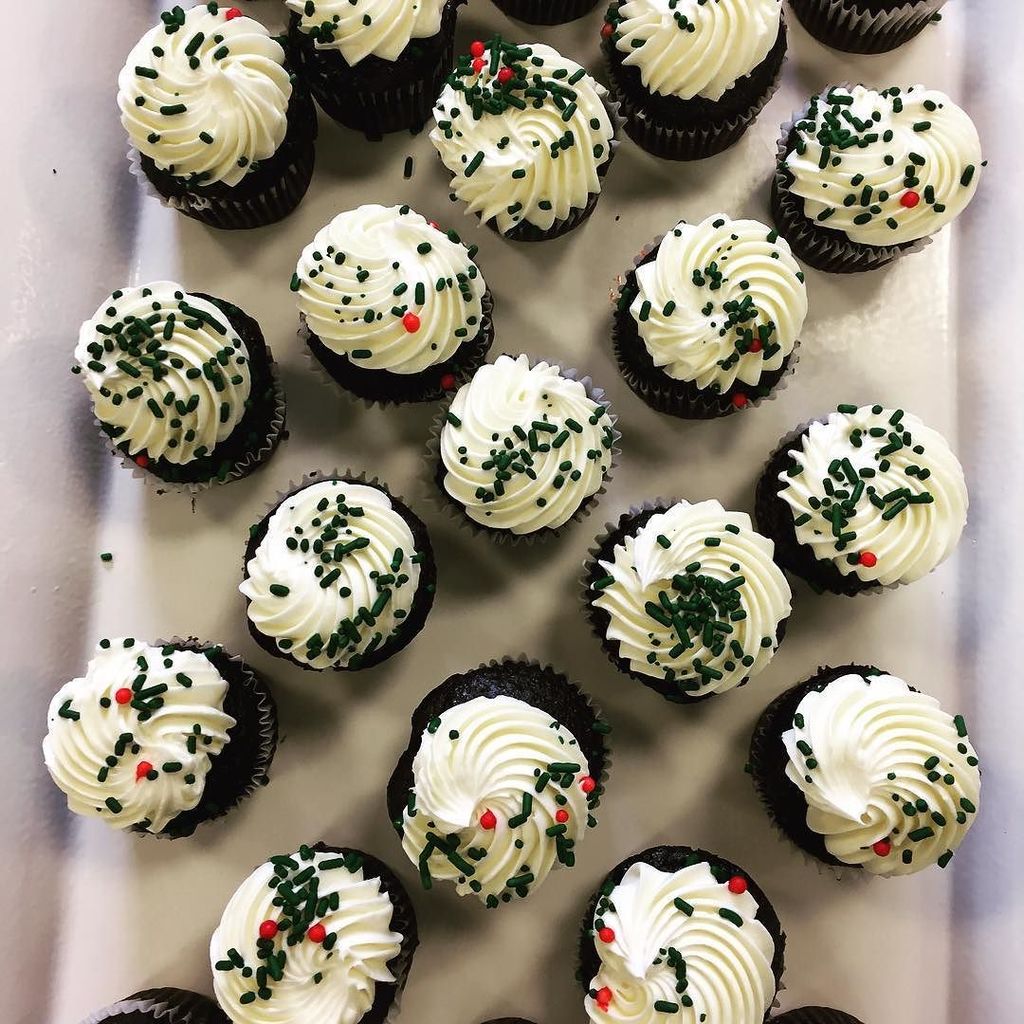 HoustonianHotel's tweet photo. Our #peppermint #cupcakes are the things #holiday #dreams are made of. #sprinkles #brunchg⦠https://t.co/NxKaCOYMcV https://t.co/TV8WI9urSv