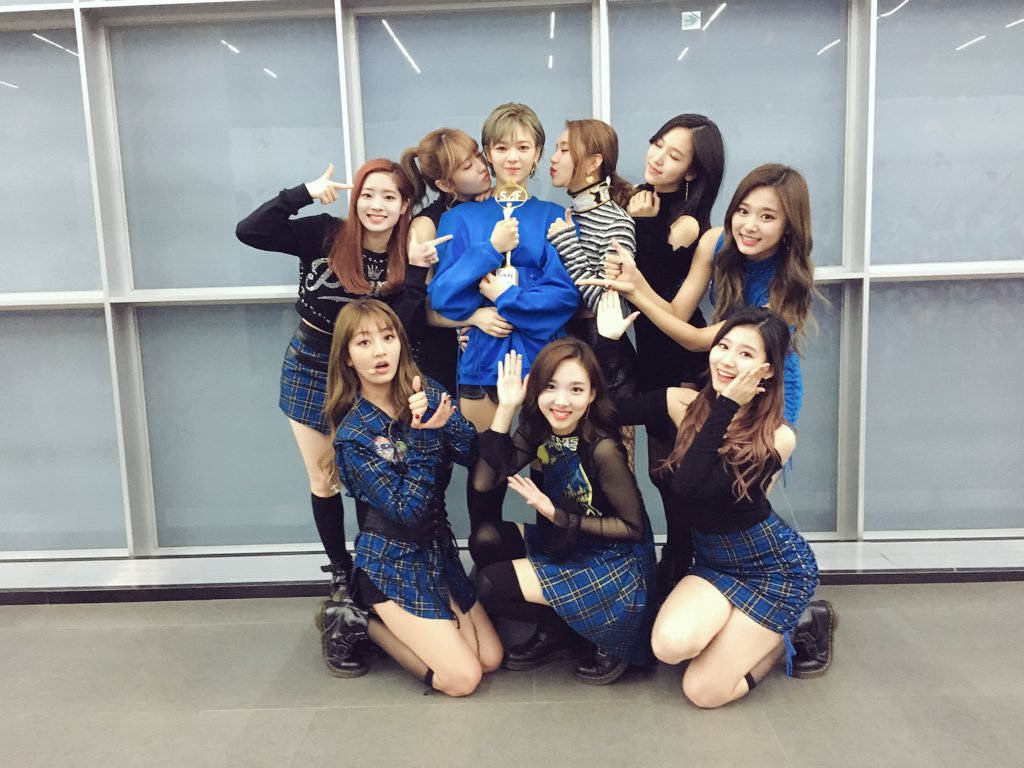 NojamJeongyeon's tweet photo. Twice being proud of their mommy ๐ #mommyjeong #slaying2016 #futureisbright https://t.co/Edj33WOlQs