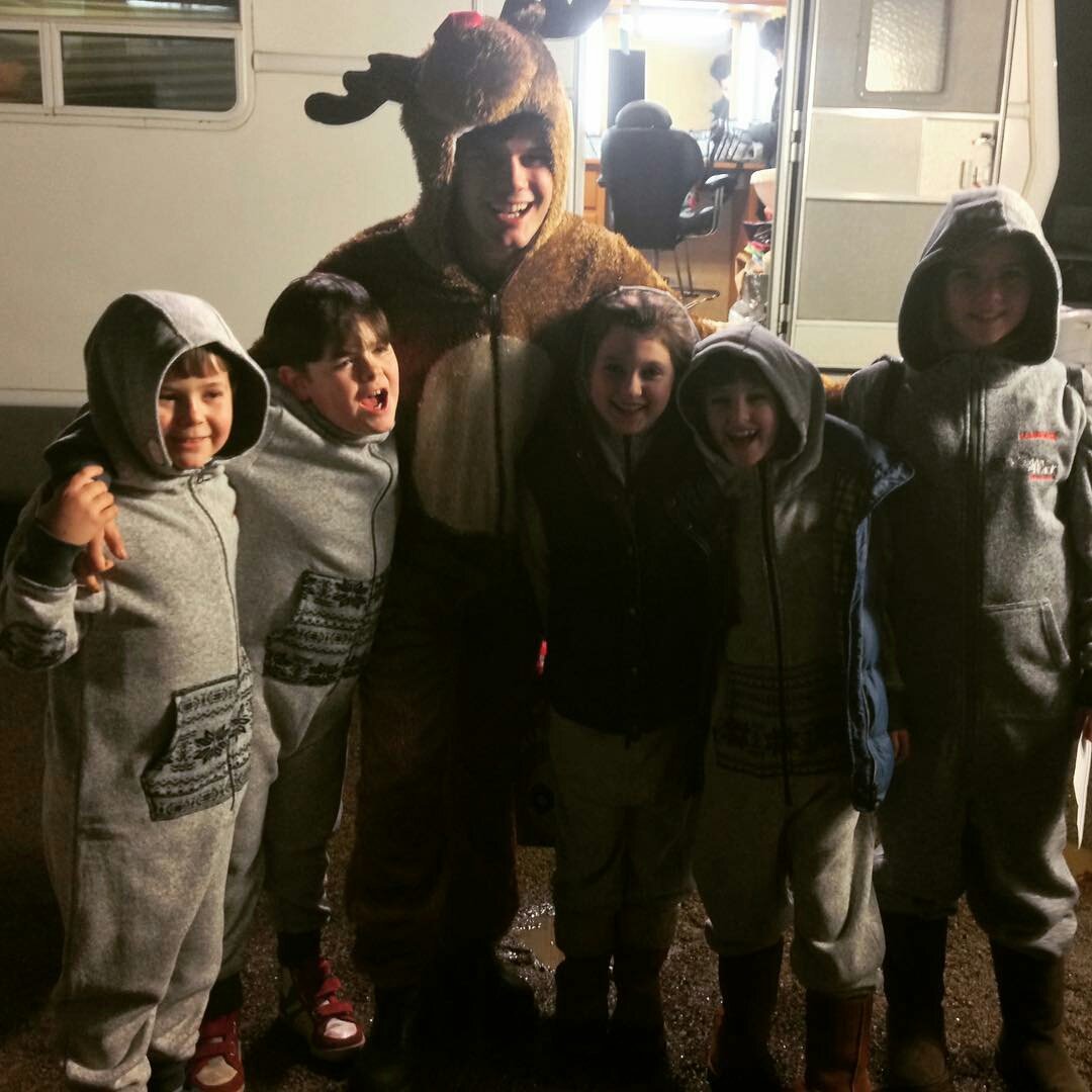 FallenaticsBRA's tweet image. "Começando a me sentir muito natalício 🎄" - Jeremy Irvine em seu Instagram. 😂❤