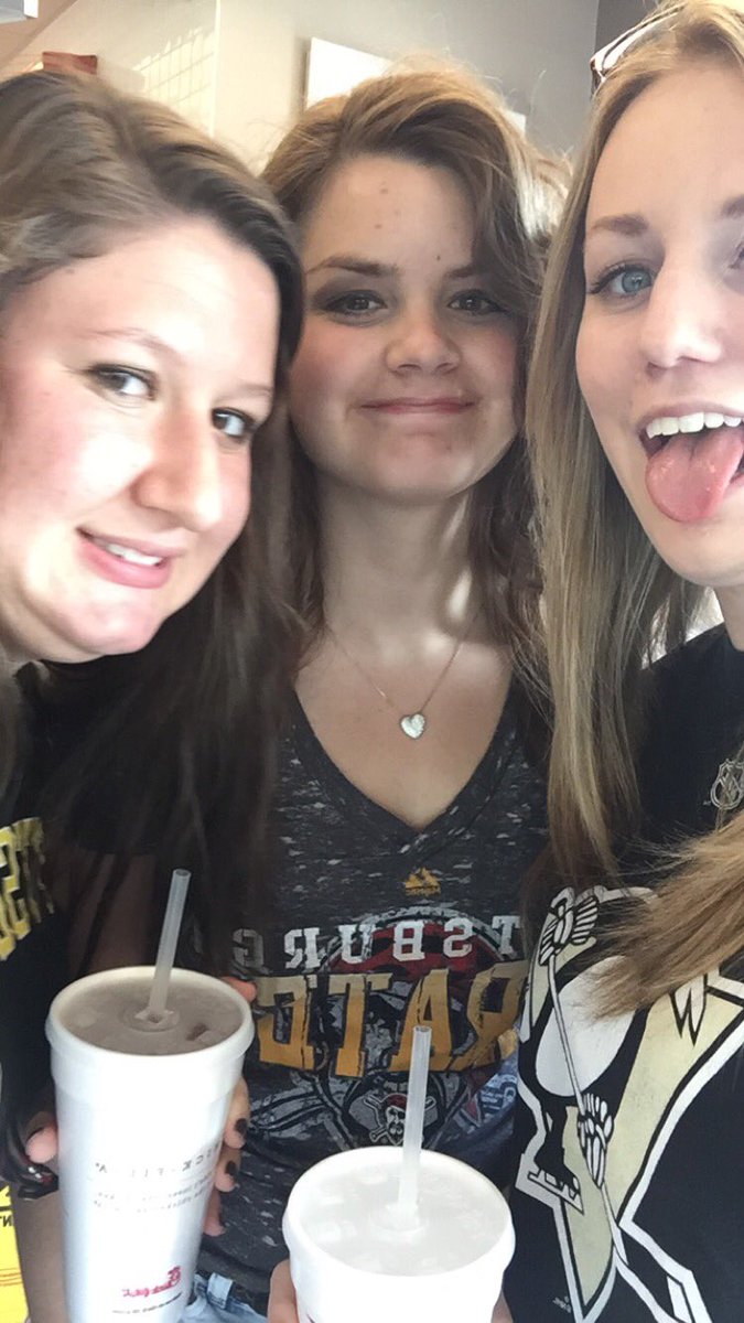 livbarkley's tweet photo. HAPPY BIRTHDAY TO ONE OF MY FAVS๐๐๐ love and miss ya soooo much can't wait to live summer up with you again #buns #cobs #flatizza ๐ค๐ค๐๐๐๐ https://t.co/dYP1j2675y