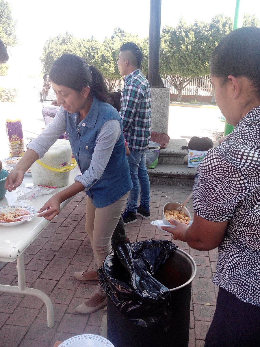 Lucy_HdzRuiz's tweet photo. No importa lo que se tenga, la intención es compartir. Integrantes del @ElBaler0  llevamos comida al Hospital de la Niñez Oaxaqueña. https://t.co/JKfMZ3yEIg