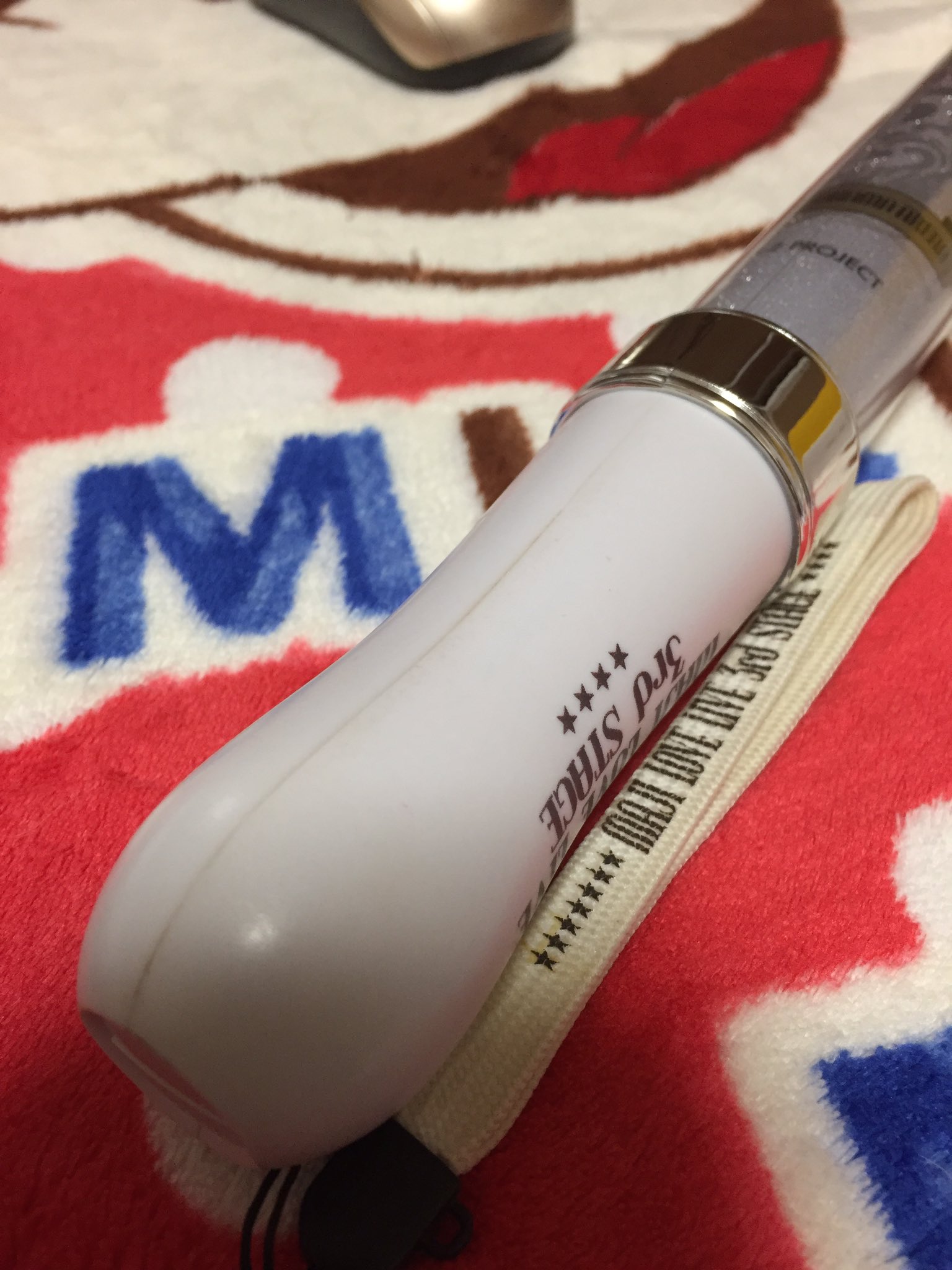 抹茶ぽんず 28 29日返信遅れます 初めまして 検索よりありがとうございます こちらの3rdキンブレ譲渡可能です 汚れに関しましては 持ち手の所とストラップ部分に経年による汚れ 変色が見られます また 写真3枚目ですがここにだけピンク色が付着して 抹茶ぽんず 28 29日返信遅れます 初めまして 検索よりありがとうございます こちらの3rdキンブレ譲渡可能です 汚れに関しましては 持ち手の所とストラップ部分に経年による汚れ 変色が見られます また 写真3枚目ですがここにだけピンク色が付着して