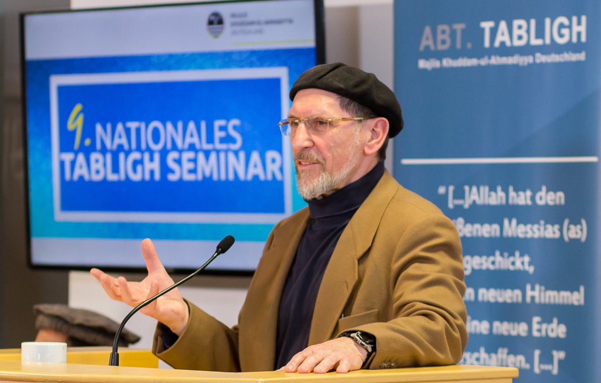 AhmadiyyaJugend's tweet photo. Der Bundesvorsitzende der Ahmadiyya Muslim Jamaat Deutschland, @AhmadiyyaDE, spricht zu hunderten jungen Ahmadi Muslimen. #NTS2016 https://t.co/9CV8EzQghi