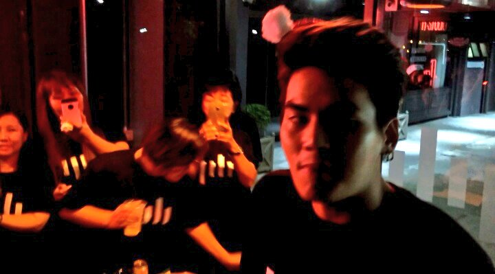 linny_ny's tweet photo. สายตาที่เต็มไปด้วยความกังวน
ชีวิตต้องก้าวต่อไป 
แล้วมันจาต้องผ่านไปด้วยดี✌
@hunz_iph
#party
#merryxmas2016 
#iph_studio #iphstudio https://t.co/SM5YHsu19c