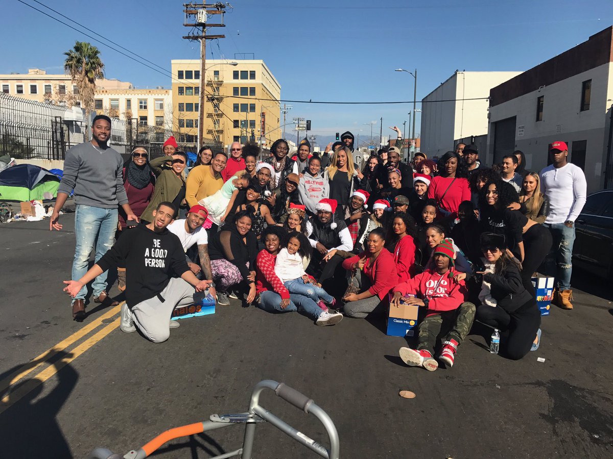iamAmandaFallon's tweet photo. #GiveBackLA #ChristmasCrew #MerryChristmas #HappyHolidays 🎄🙌🏾🤗 https://t.co/cXwZBVpwEq