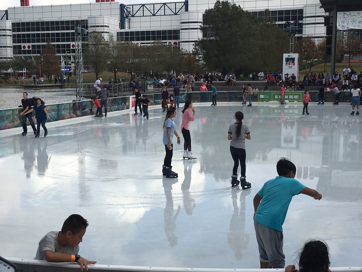 tarragaines's tweet image. Christmas Day &amp;amp; the ice rink @DiscoveryGreen is a water rink at 77 degrees. But we just keep on skating. #Houstonproblems.