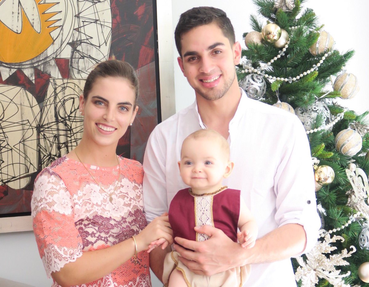 manuelagarridol's tweet photo. Feliz Navidad departe de nuestra familia!! 🎄🎁 @PabloMMorcillo https://t.co/U6R6J8tR1m