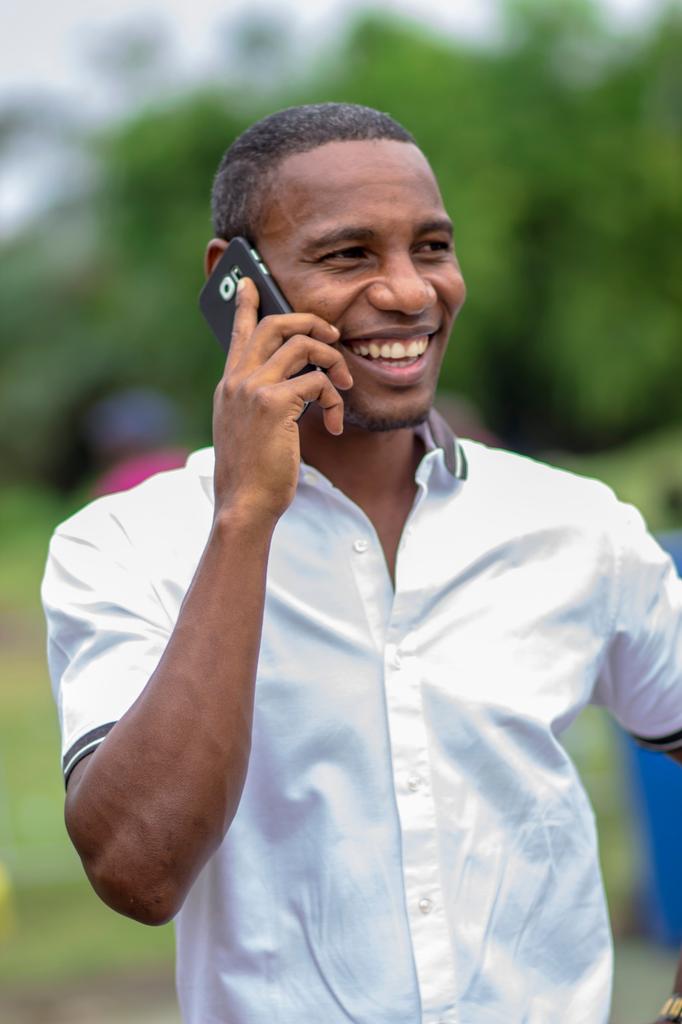 CorporateChall's tweet photo. Le sourire ! C'est ce que nous essayons de donner aux gens, aux associations et aux enfants... #CorporateChallenge #Gabon https://t.co/oZXZuCeekc