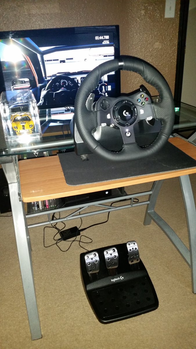 jRyan_L's tweet photo. @LogitechG I got a mean setup goin here with the new christmas gift 😈 https://t.co/UqDkwdrt1b