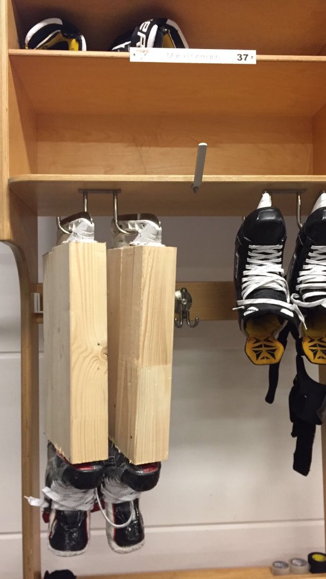 JSalmonsson's tweet image. Julklappsutdelning i Laget idag.
En kille med sjukt korta ben fick dessa.😂😂