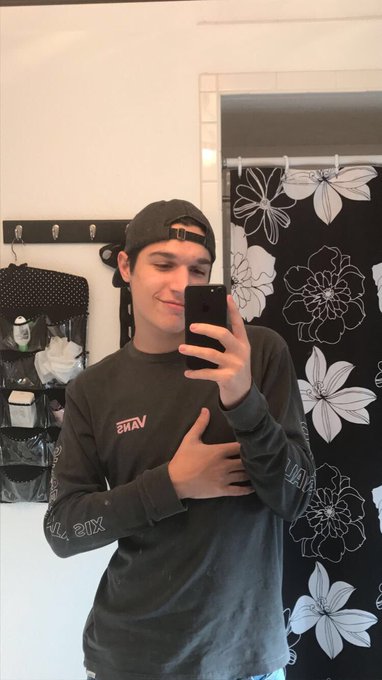 Watch mikey's leaked NSFW photo on TwXstars