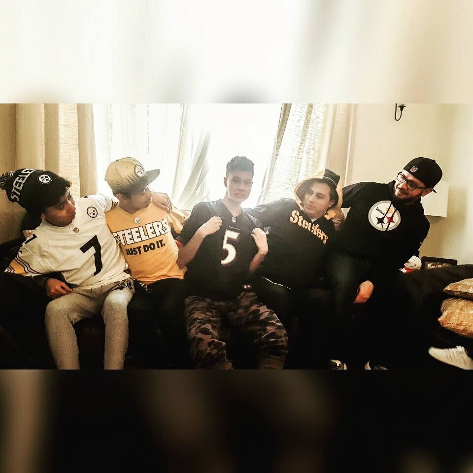 daniel_albarr77's tweet photo. @FOXImpactoNFL @FOXImpactoNFL todos steelers y yo cuervos #ravens #steelers https://t.co/BE9PsyHPeN