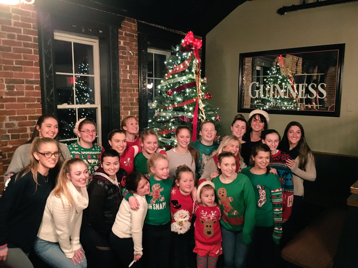 TheRedStarsNH's tweet image. Merry Christmas from @TheRedStarsNH ! 🎄🎅🎁