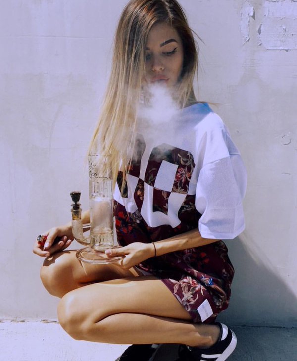 RT<a href="/FemaleStoners/">Stoner Chicks ™</a>: Let's toke?☁️☁️ "