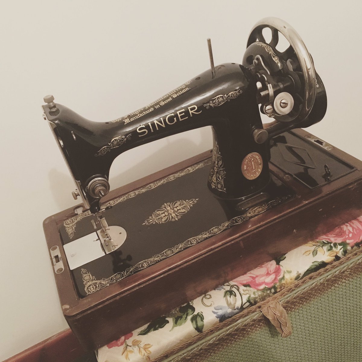 A present from Mr Diva #vintagesinger !!!! Love it !