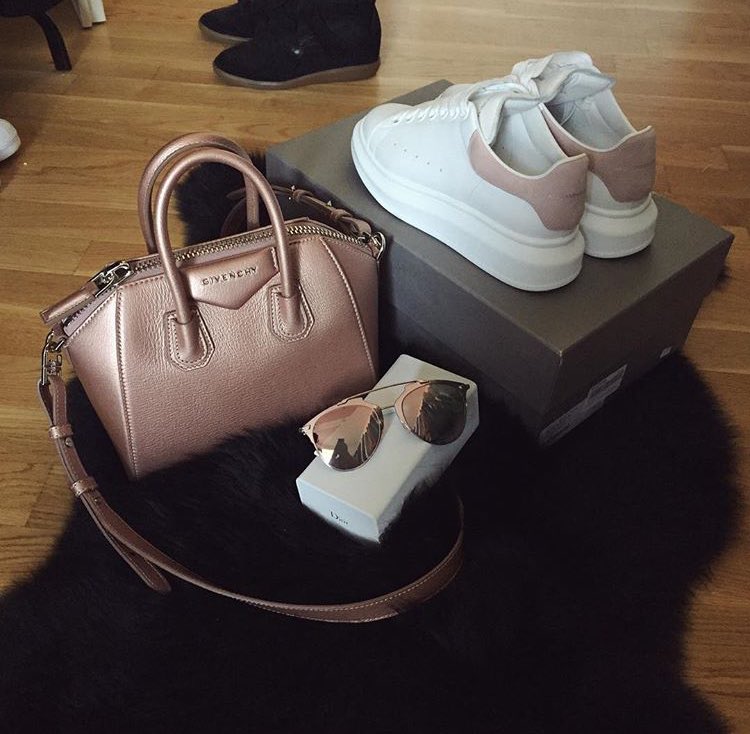 GiGiMORGZ's tweet photo. Merry Christmas!! Obsessed with my rose gold gifts 😍💗 I have the best boyfriend. https://t.co/qsvBTew3GC