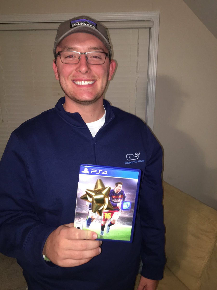 dcgreen97's tweet photo. Mr. Bome with his surprise gift #handmedown #FIFAkings https://t.co/q0QWYjkRlg