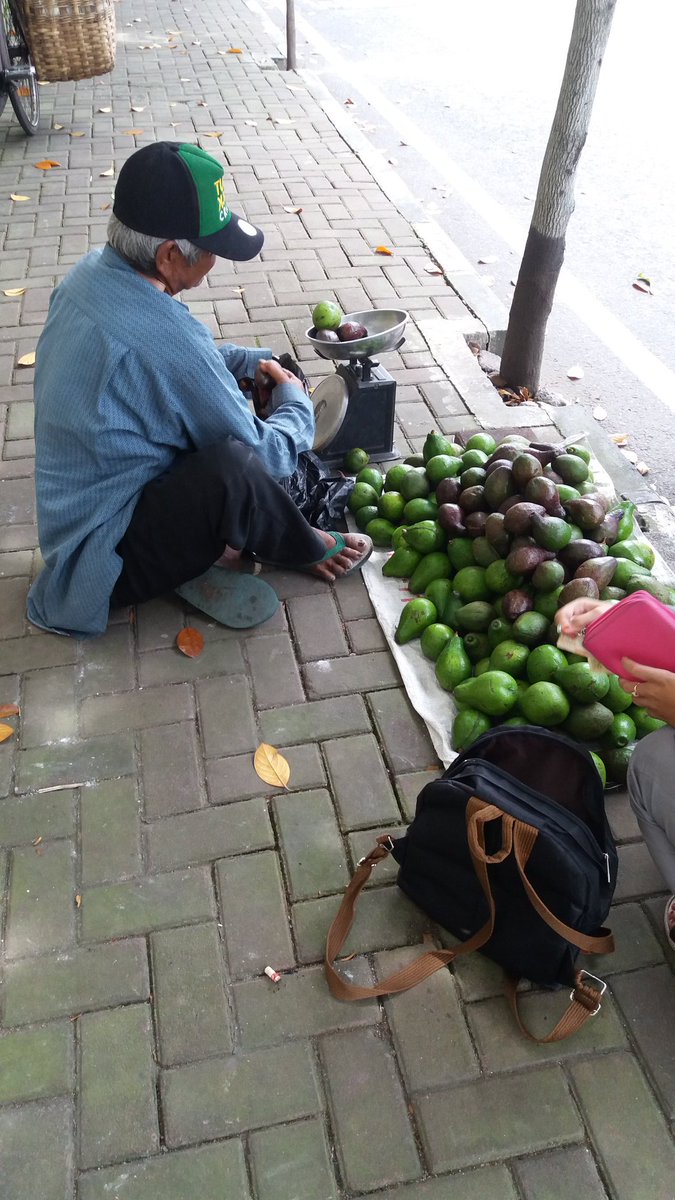 Monggo dibantu nglarisi lik, bpknya jualan alpukat masih banyak.1kg=20rb.
di Jln Cokroaminoto 😢 - <a href="/iss_SLS/">Sulis</a>