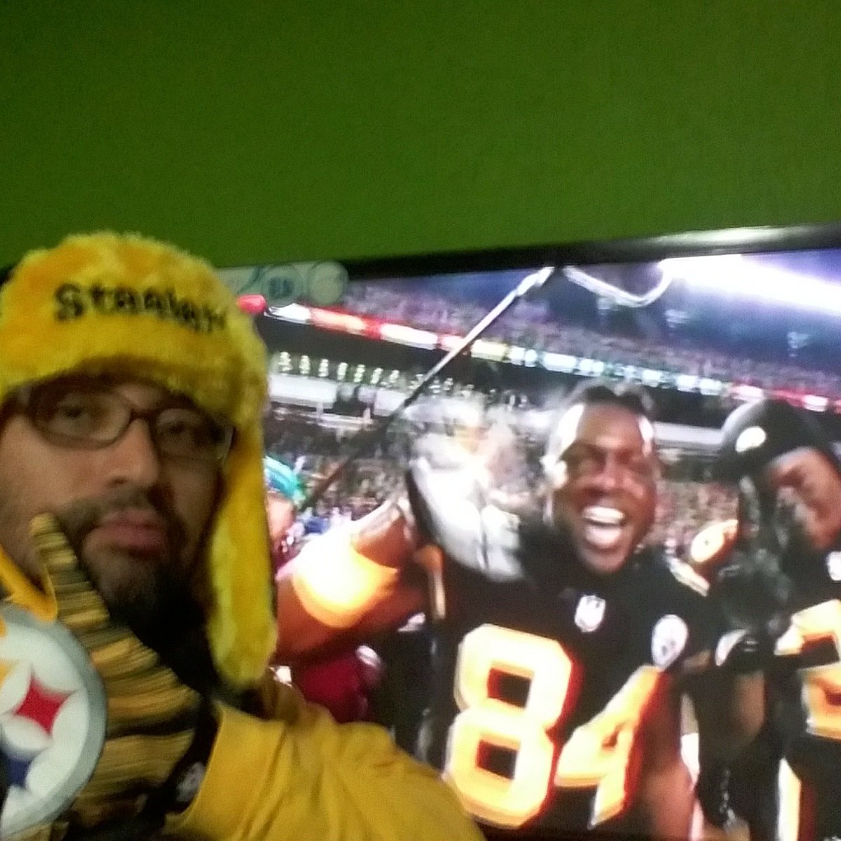 Renebv's tweet photo. @HepatolBermudez @nflmx @Ravens @steelers #los3compadres #caminoal7mo https://t.co/RghPclsKlM