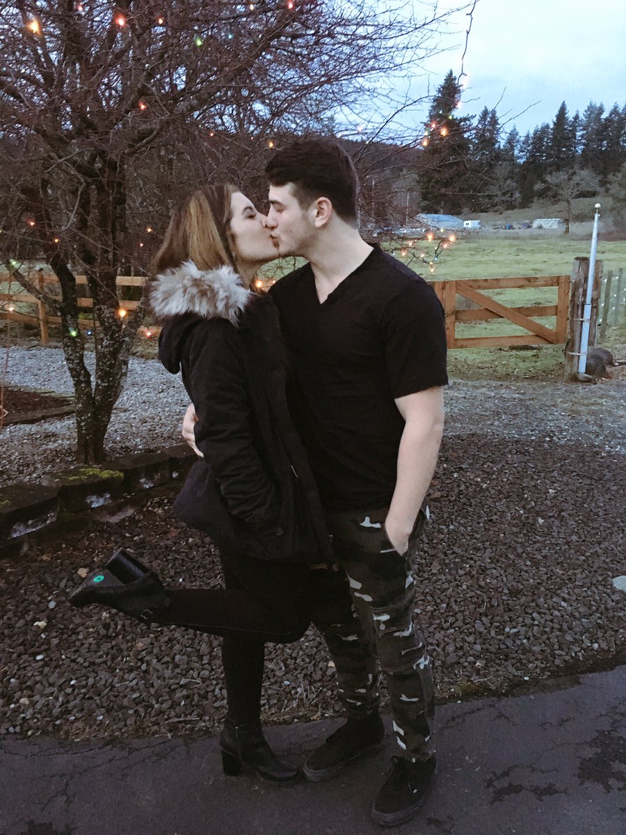 kellihammondd's tweet photo. All I could've asked for ❤️☃️ #merrychristmas @ChesterBrandon_ https://t.co/qkFvcTAzcn