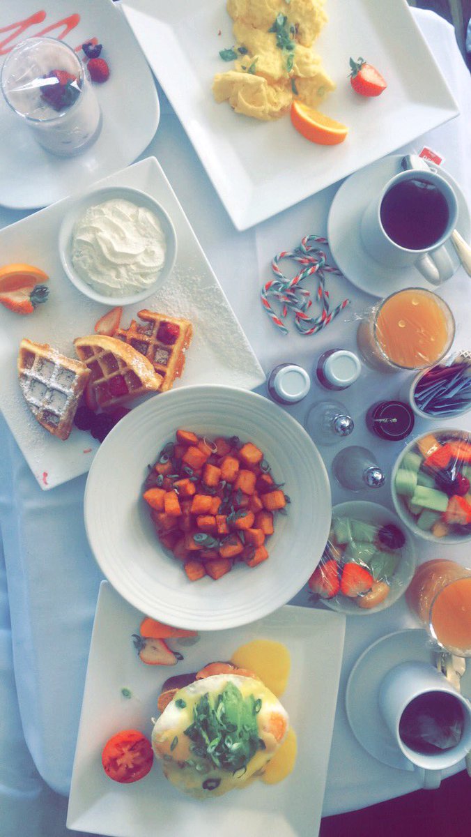 Having a very Merry Christmas starting the day with THE BEST brunch at the <a href="/RimrockResort/">Rimrock Banff, Emblems Collection</a>! 🎄🎅🏻 #banff 🗻