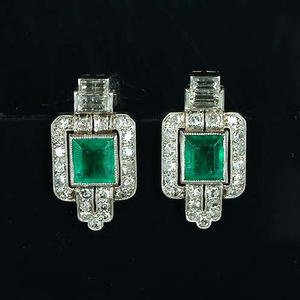 A gorgeous pair of art deco emerald and diamond earrings, circa 1925! 💎💚

#Diamonds #Emeralds