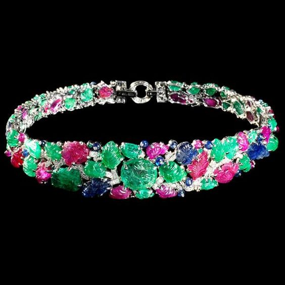 The Mountbatten Bandeau by #Cartier, 1928. Rubies, sapphires, emeralds, #diamonds and platinum. ❤️💙💚

#Jewellery