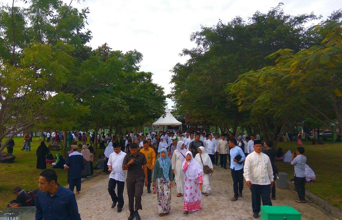 Mengenang 12 tahun Tsunami aceh

Banda aceh -  kuburan massal ule lheu

#mengenang12tahuntsunamiaceh
#unmuha
#bemfeunmuha
#26desember