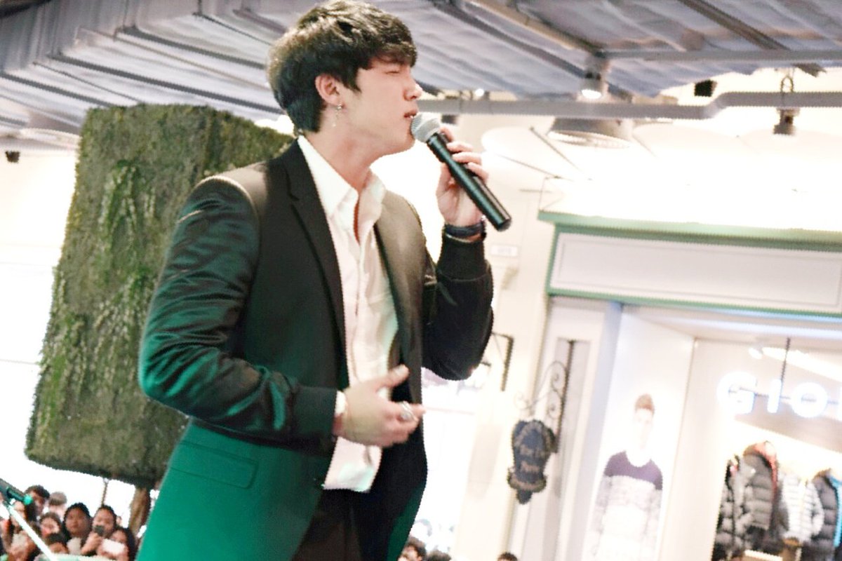 molnoknoy's tweet photo. รู้ฉันรู้ยังไงก็คงไม่ต่างงงง~ #ไม่ได้ร้องเพลงนี้ แต่เราชอบ5555 #KS #25DEC2016 #terminal21korat https://t.co/kSwAOLL4y0