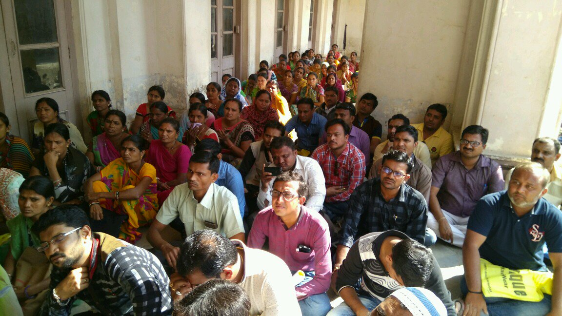 RAJJUSOL's tweet photo. @CMOGuj #RemoveFixPay #StopExploitationofASHA @shaktisinhgohil @sandeshnews @ravishndtv @aajtaknews 1જાન્યુઆરી મહાસંમેલનની તૈયારી #BHAVNAGAR https://t.co/7x7Yjthc6Z