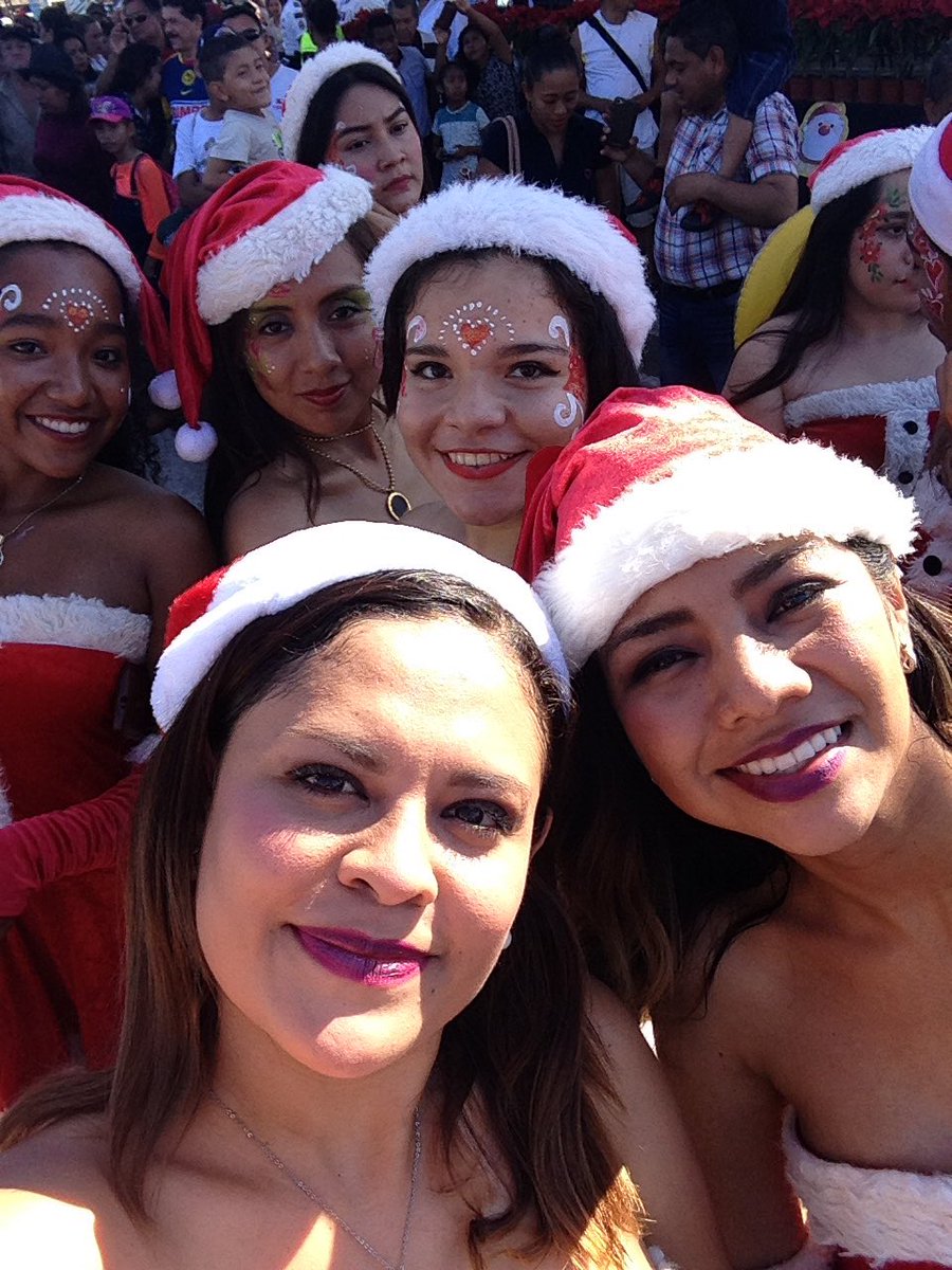 MelissaMunozP's tweet photo. Que agradable experiencia ser voluntaria en el #HolidayParade2016 🎈🎊🎉🎄🎅🏻 https://t.co/jTQAkIbNiq
