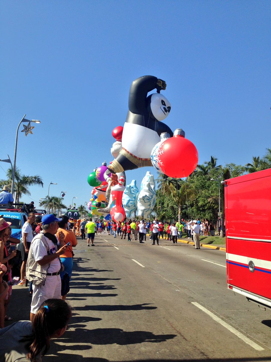 MelissaMunozP's tweet photo. Que agradable experiencia ser voluntaria en el #HolidayParade2016 🎈🎊🎉🎄🎅🏻 https://t.co/jTQAkIbNiq