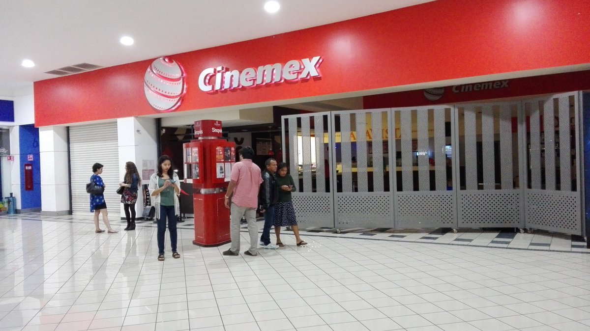 Tenumicomics's tweet photo. @Cinemex más de una persona hasta con boletos comprados y no los dejaron entrar porque ellos ya se quieren ir @Profeco @Cinepolis https://t.co/X6RhPTLg56