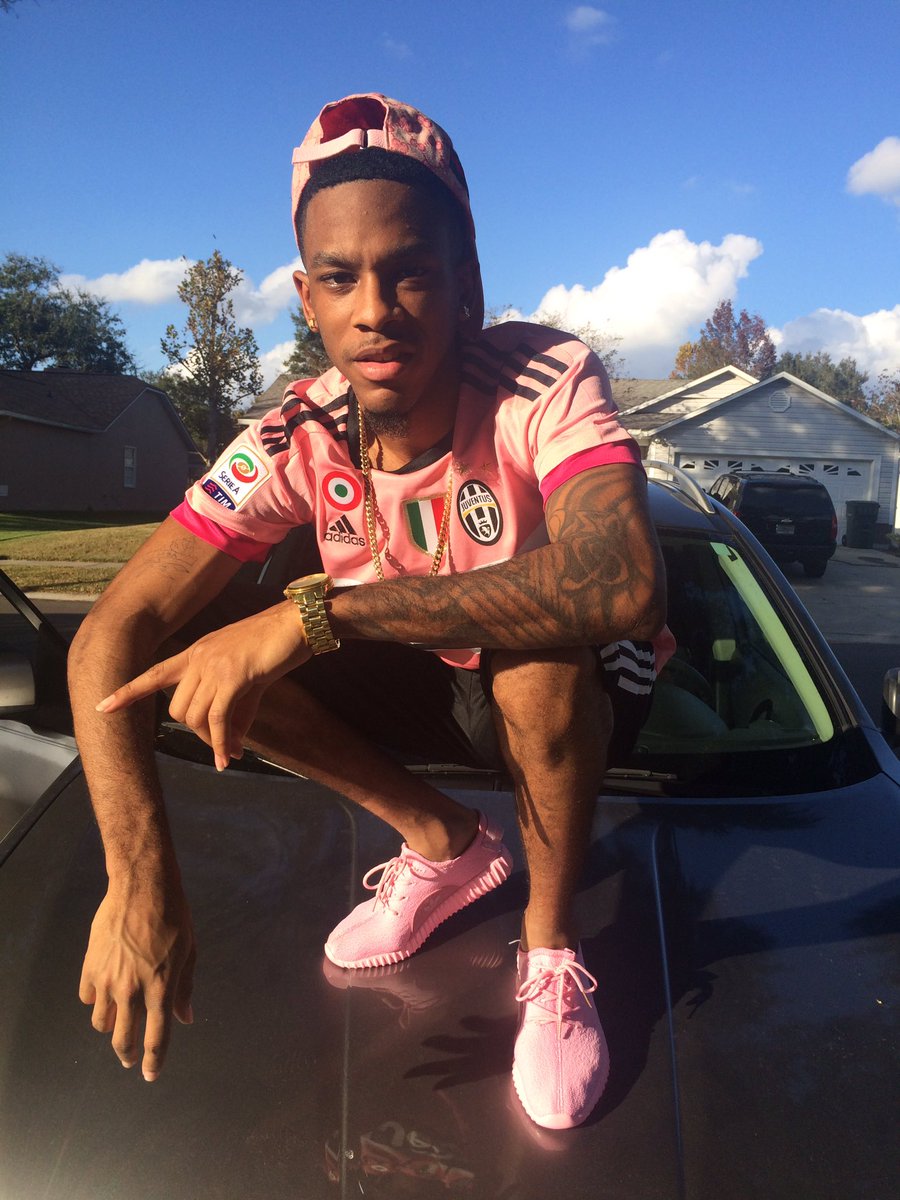 TwoFlySnazzy's tweet image. In my Yeezy's I got to much sauce 💰💦