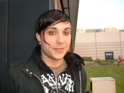 atticxside's tweet photo. frank with eyeliner reestablished my entire will to live https://t.co/L76eiu2lGF