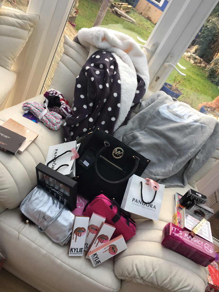 ameliakayxo's tweet photo. I got spoilt af 😍😩 https://t.co/jq3zssgfR6