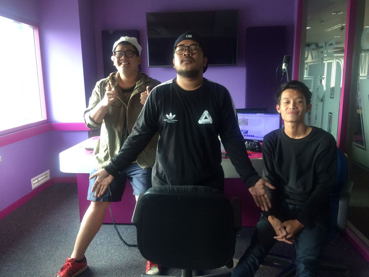 BroadcastingFes's tweet photo. Sudah hadir di studio @976hitzfm @maulanaibrahm #top #announcerhunt di #HitzHoreHara barengan @hanskokoh @DEFFROFL. Bahas apa saja mereka? https://t.co/eMKQmoREDp