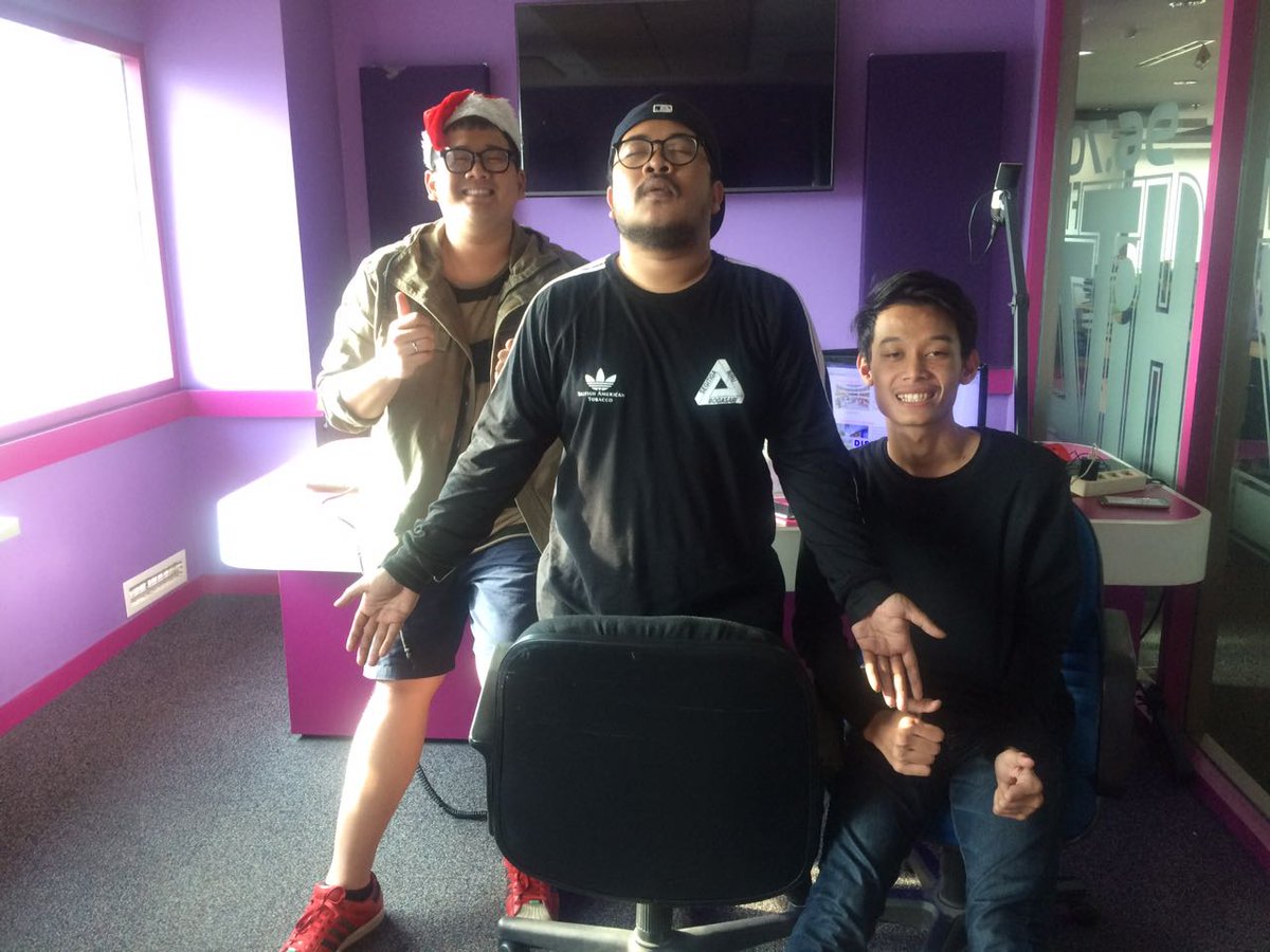 Sudah hadir di studio @976hitzfm <a href="/maulanaibrahm/">-</a> #top #announcerhunt di #HitzHoreHara barengan @hanskokoh <a href="/DEFFROFL/">Deffri 🍕</a>. Bahas apa saja mereka?