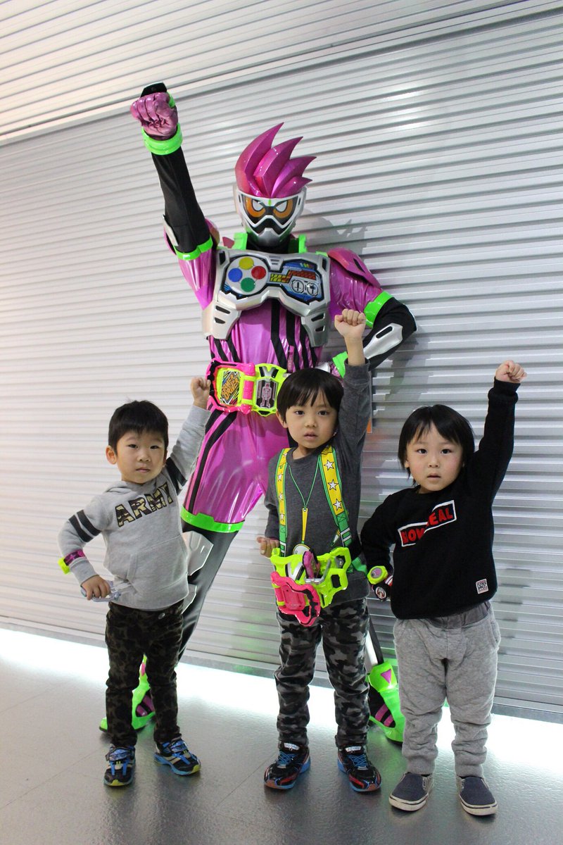 東映ヒーローワールド در توییتر 本日の ヒーローと写真撮影会感謝祭ファイナル には 仮面ライダーエグゼイド アクションゲーマー レベル２ と ジュウオウイーグル が登場 2人に会いに来た小さなヒーロー達も大集合してハイチーズ バッチリポーズ決まってい