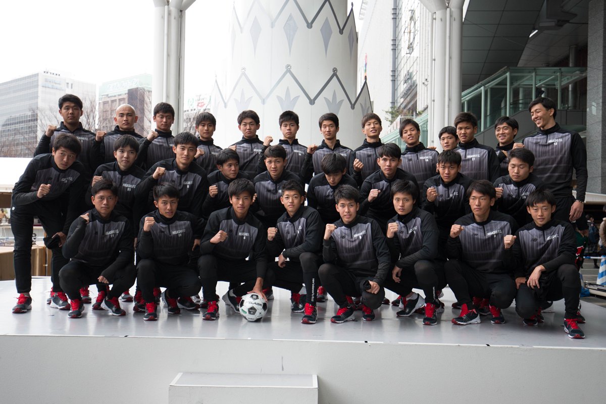 赤い彗星 東福岡高校サッカー 選手情報 第95回全国高校サッカー選手権大会 全国大会壮行式 東福岡高校 サッカー部トップチームはラグビー部と合同で今日の13時 博多駅前で盛大に全国大会壮行式が行われました 終了後に福岡空港へ移動し スポンサー