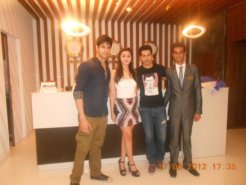 VWellwishers's tweet photo. awwh #throbwack <3333 @Varun_dvn @aliaa08 @S1dharthM (source: https://t.co/ltajE2TDnX ) https://t.co/L4JLAS58at