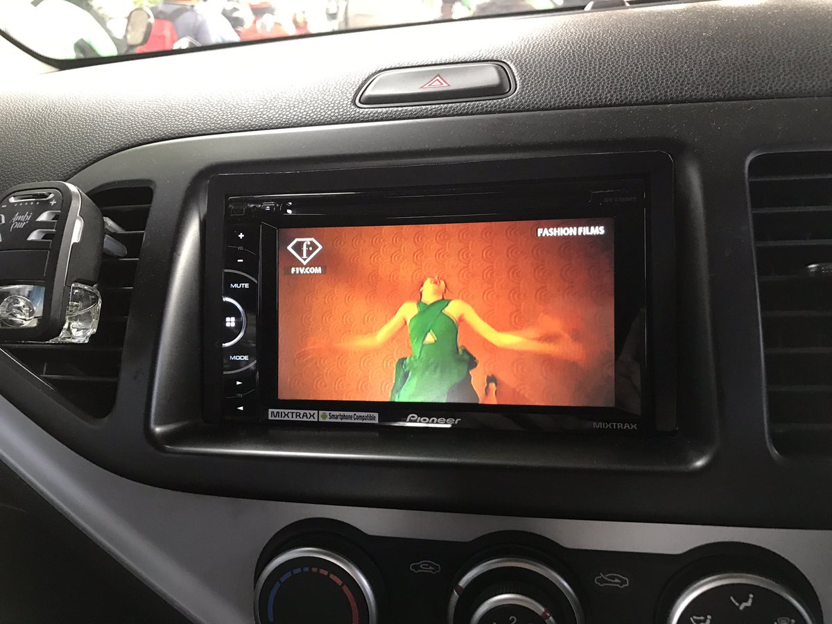motulz's tweet photo. Gak bosen2 nonton video keren karya SpikeJonze ini.. emang keren sih! model ceweknya jg gokil! via #nexdrive https://t.co/LM2a5od2jA