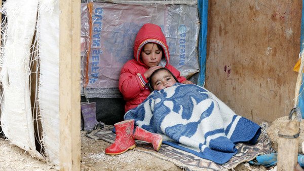 tarbeia's tweet image. #ينامون في العراء لا ماء ولا غذاء فمن ينقذ #الابرياء 
فراشهم الارض وغطائهم السماء 
كن مساهم #حملة المليون 
 للتبرع &amp;gt; goo.gl/WzGyiU