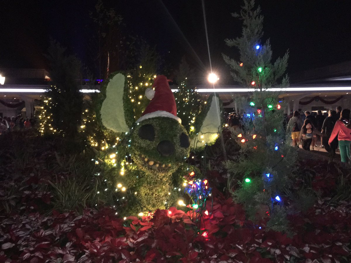DellaAtDisney's tweet photo. Merry Christmas 🎁🎄 https://t.co/XVCqvTkEuI