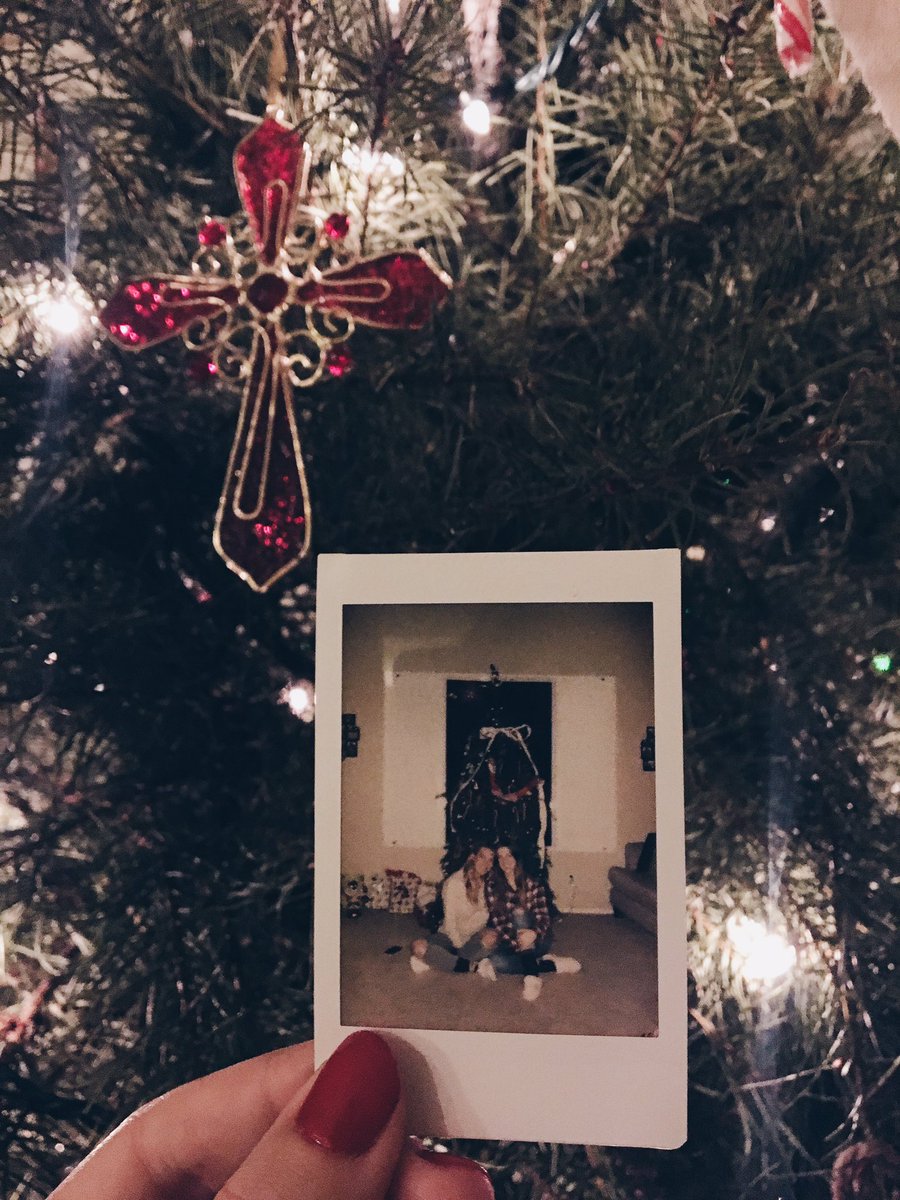 starr_isabelle's tweet photo. Merry Christmas from the Barr family ❤️🎄
#lowqualitypicture #highqualityfriends https://t.co/IsSg76hgWO
