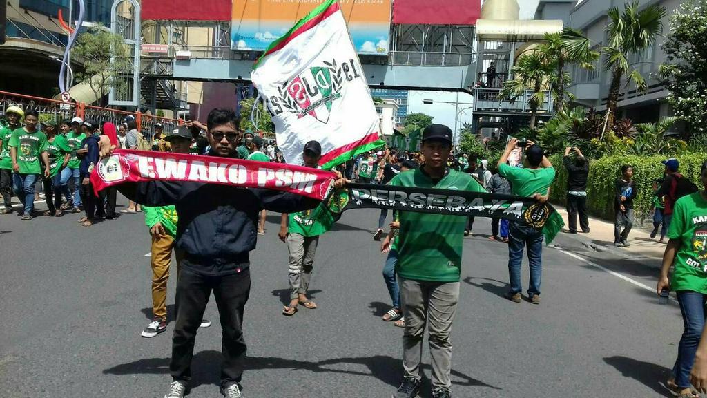 Terimakasih kawan Bonek sudah membentangkan syal kebanggaan kita dalam #ParadeBelaPersebaya #respect