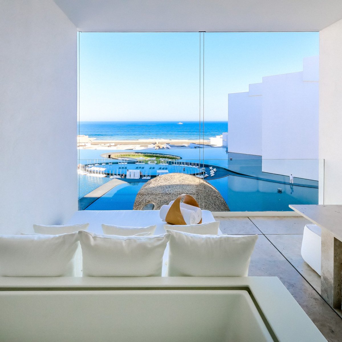 Este hotel construido con vistas al mar y rodeado de agua crea una sensación de oasis, ideal para relajarse.

¿Qué os parece?