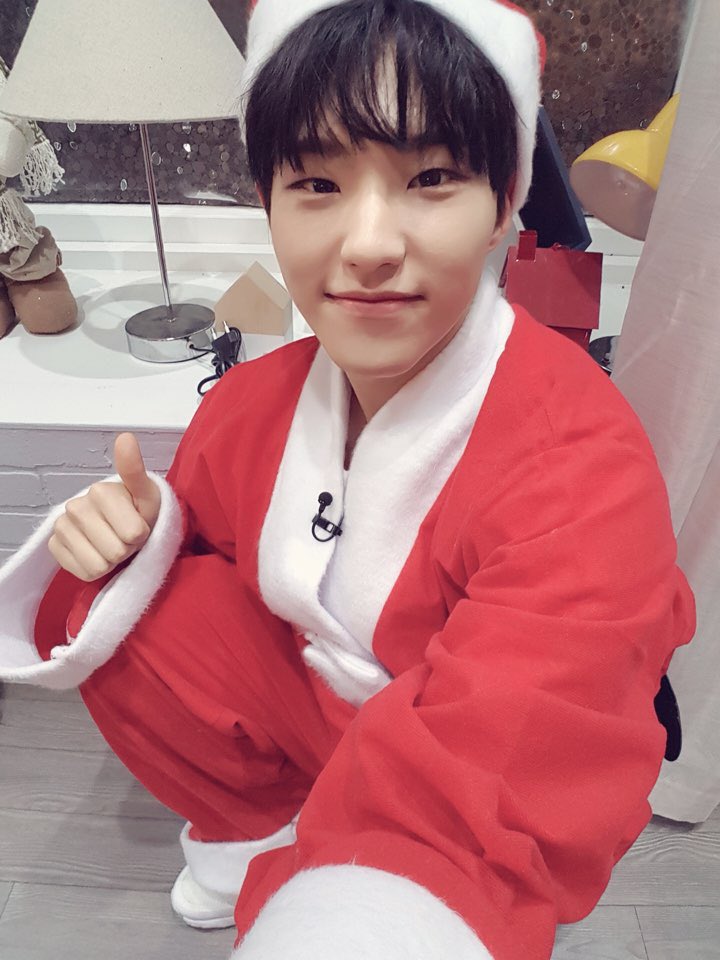 CMKHOSH's tweet photo. Christmas selca :D https://t.co/TLWk74ipTd
