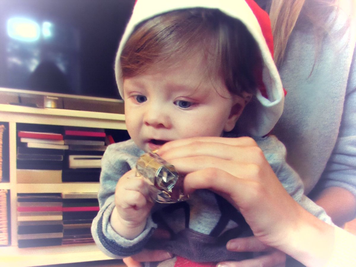 thanks so much <a href="/hollywills/">Holly Willoughby</a> for the best Christmas present ever from @JonUrwin85! It made my day!! 🌟🌟